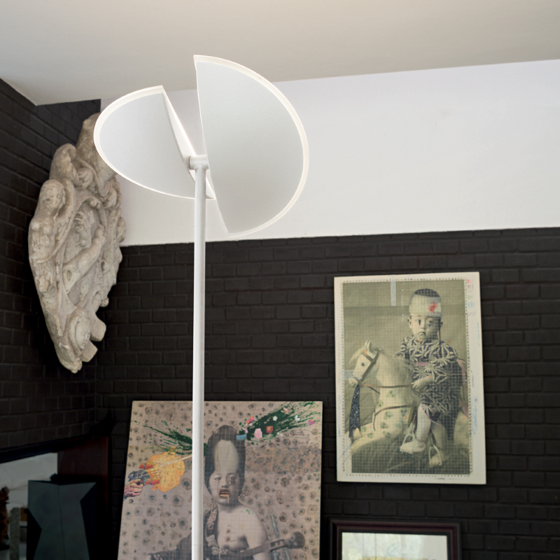 Piantana alluminio bianco. 28W LED. 3000K.